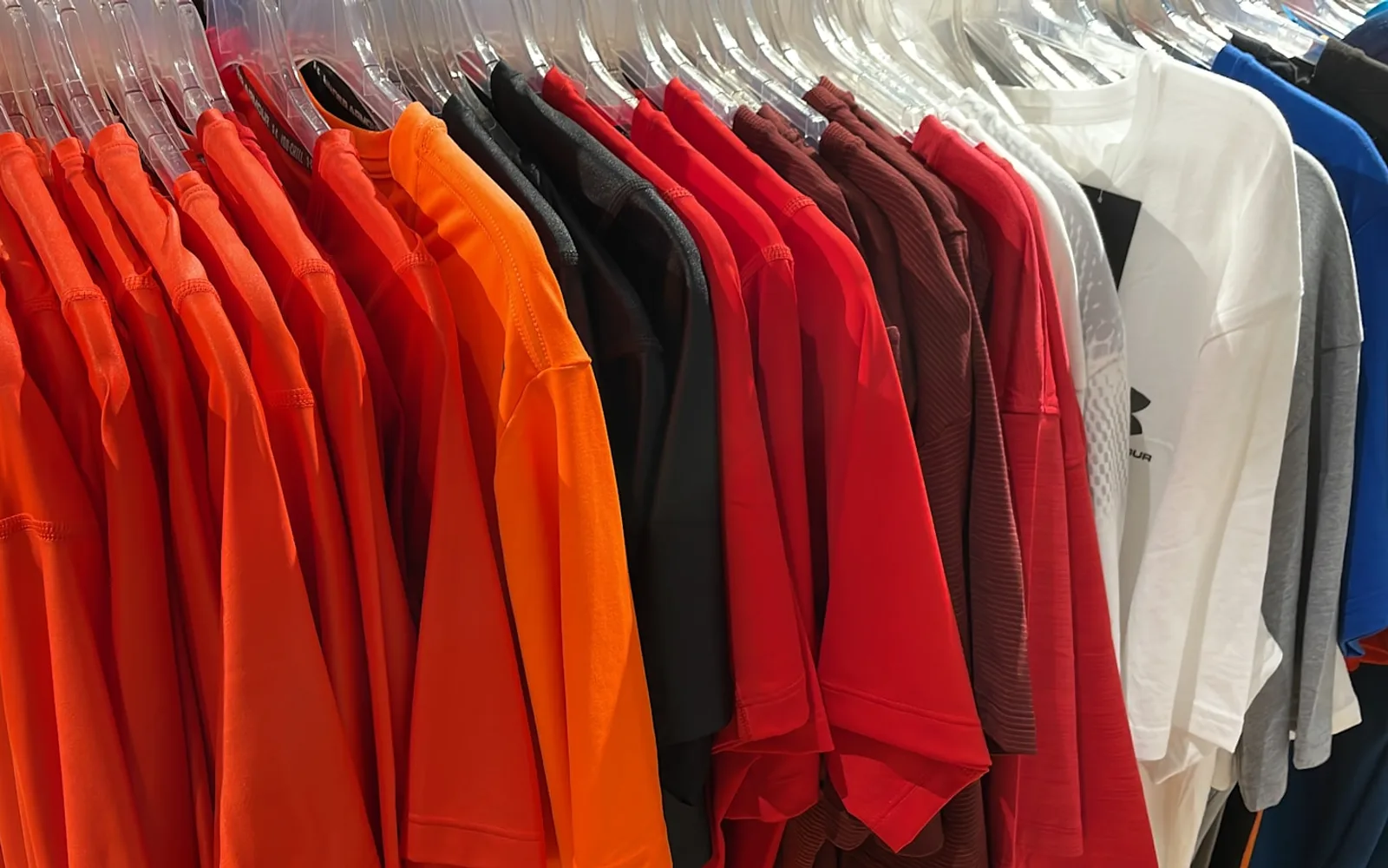Rek met blanco T-shirts in verschillende kleuren