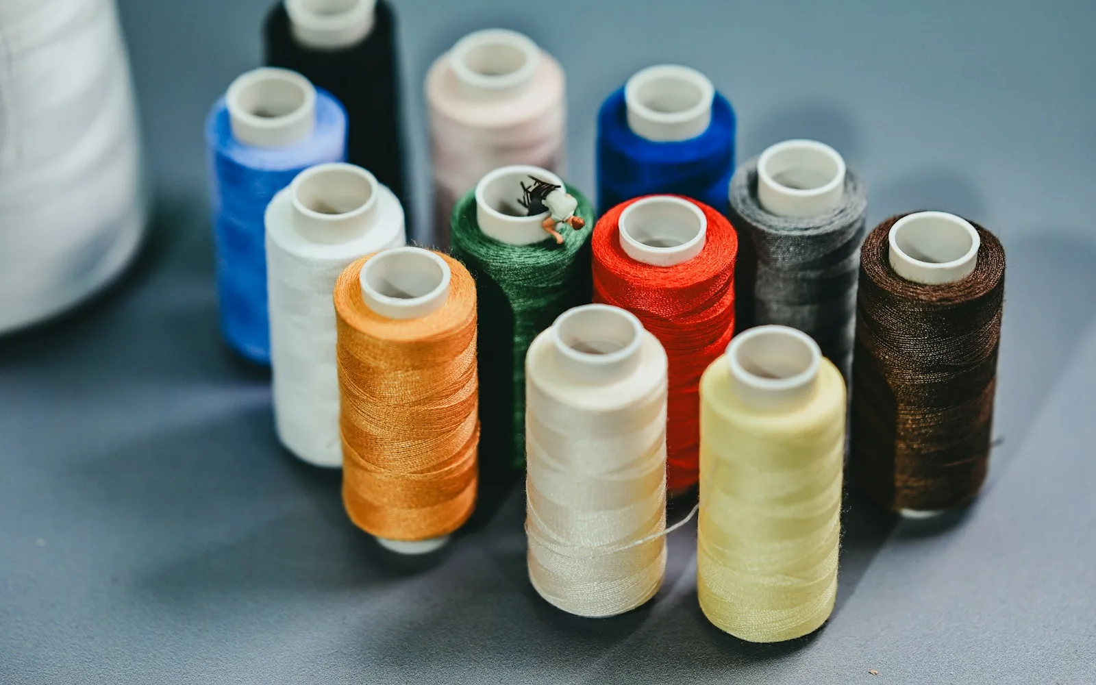 Klosjes borduurgaren in verschillende kleuren