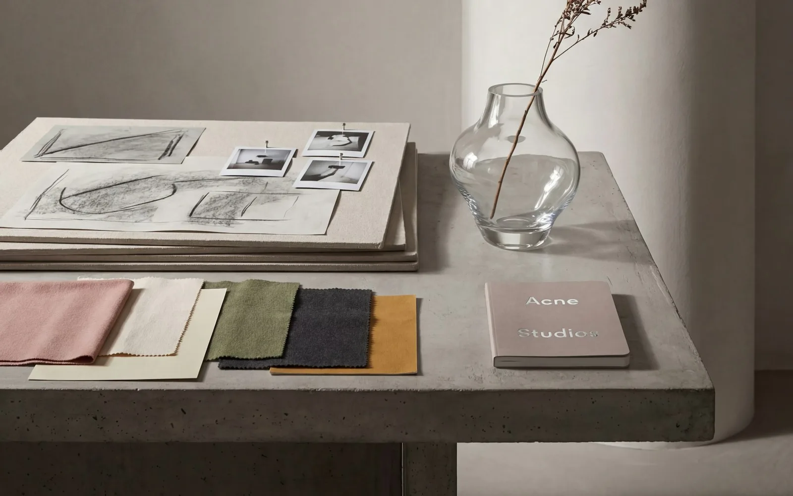 Materiaalstalen en ontwerpschetsen voor het kiezen van geschikte stof