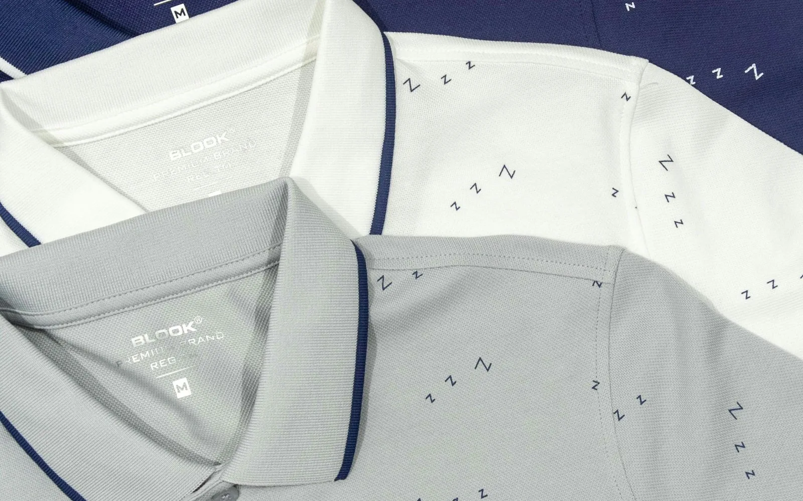 Polo’s met kleine geborduurde logo’s op de borst