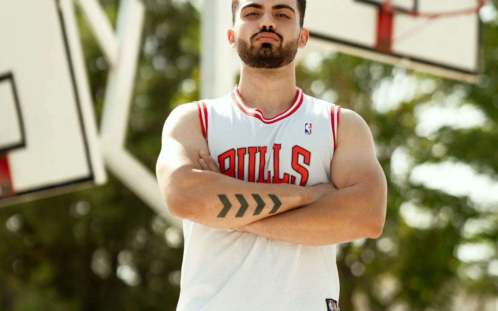Sporter in een bedrukt basketbalshirt van performance-materiaal