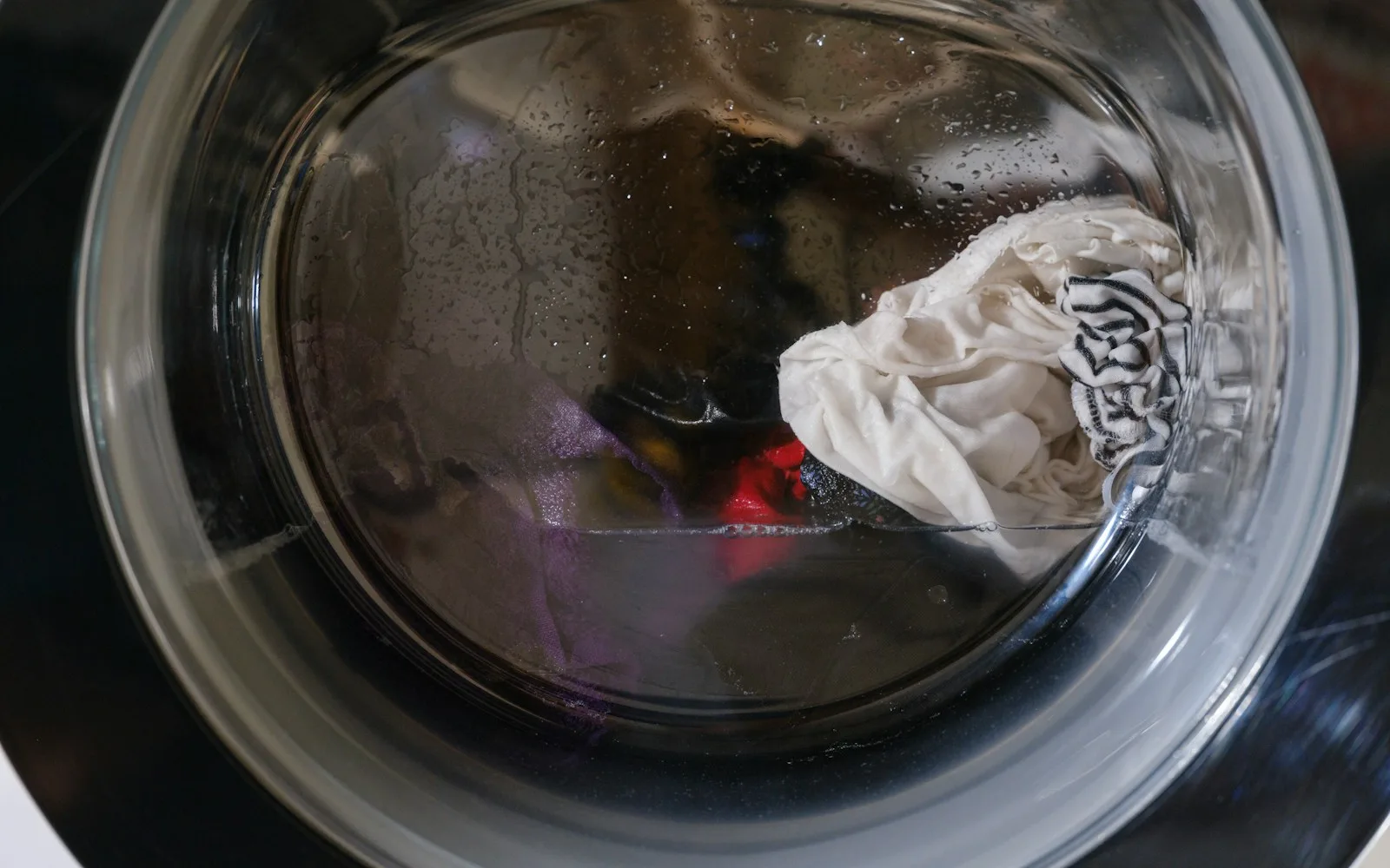 Bedrukt kledingstuk in de wasmachine