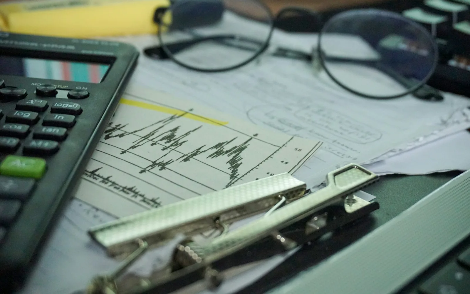 Calculator en administratieve documenten voor het berekenen van drukkosten