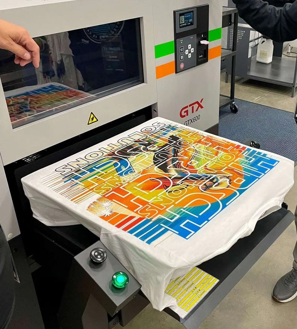 DTG-print rechtstreeks op een katoenen T-shirt bij PrintingNest Studio