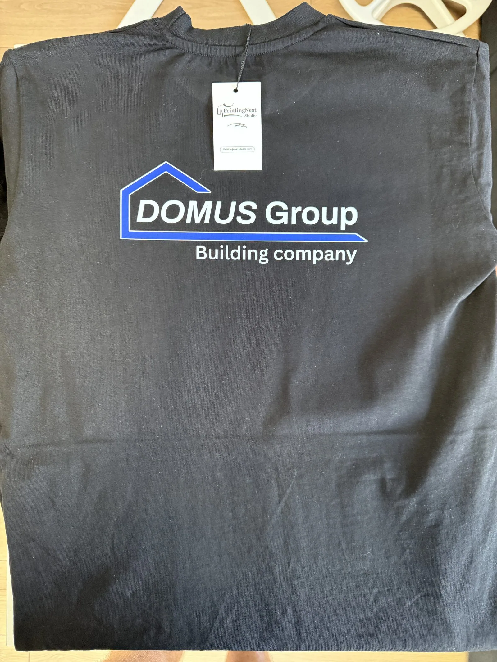 Zwart T-shirt met witte en blauwe DOMUS Group-bedrukking