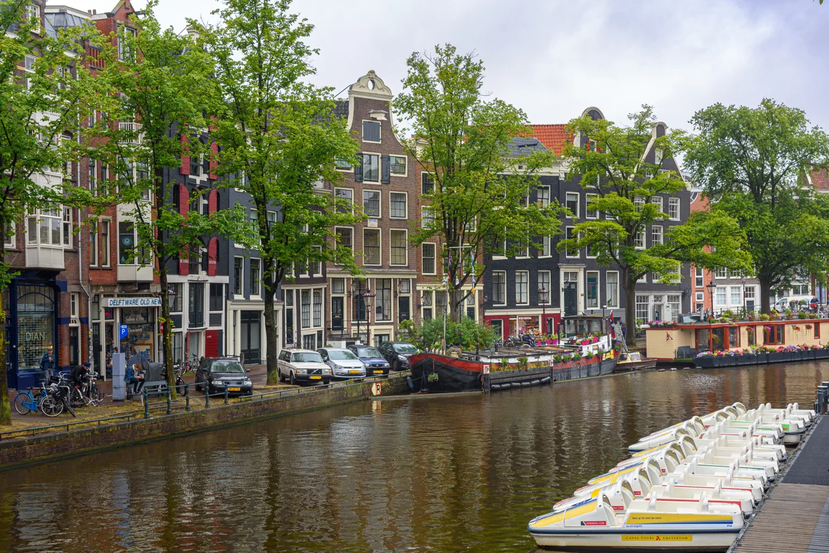 De Prinsengracht en historische grachtenpanden in Amsterdam