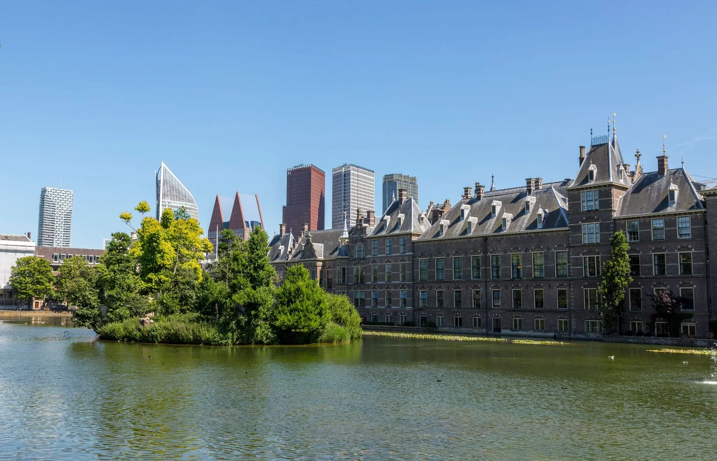 Binnenhof, Hofvijver en skyline van Den Haag