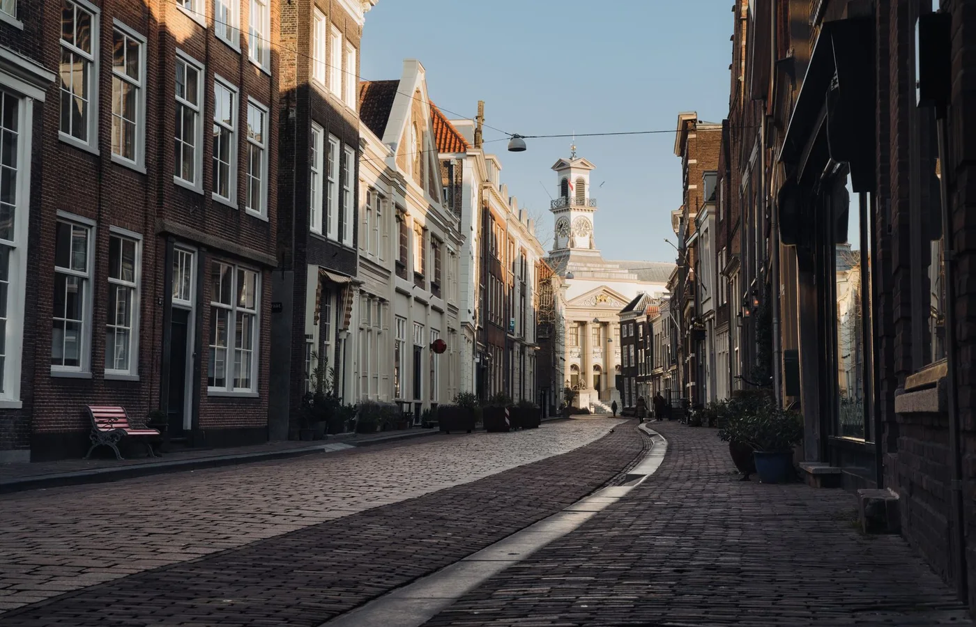 Historische straat in Dordrecht in het ochtendlicht