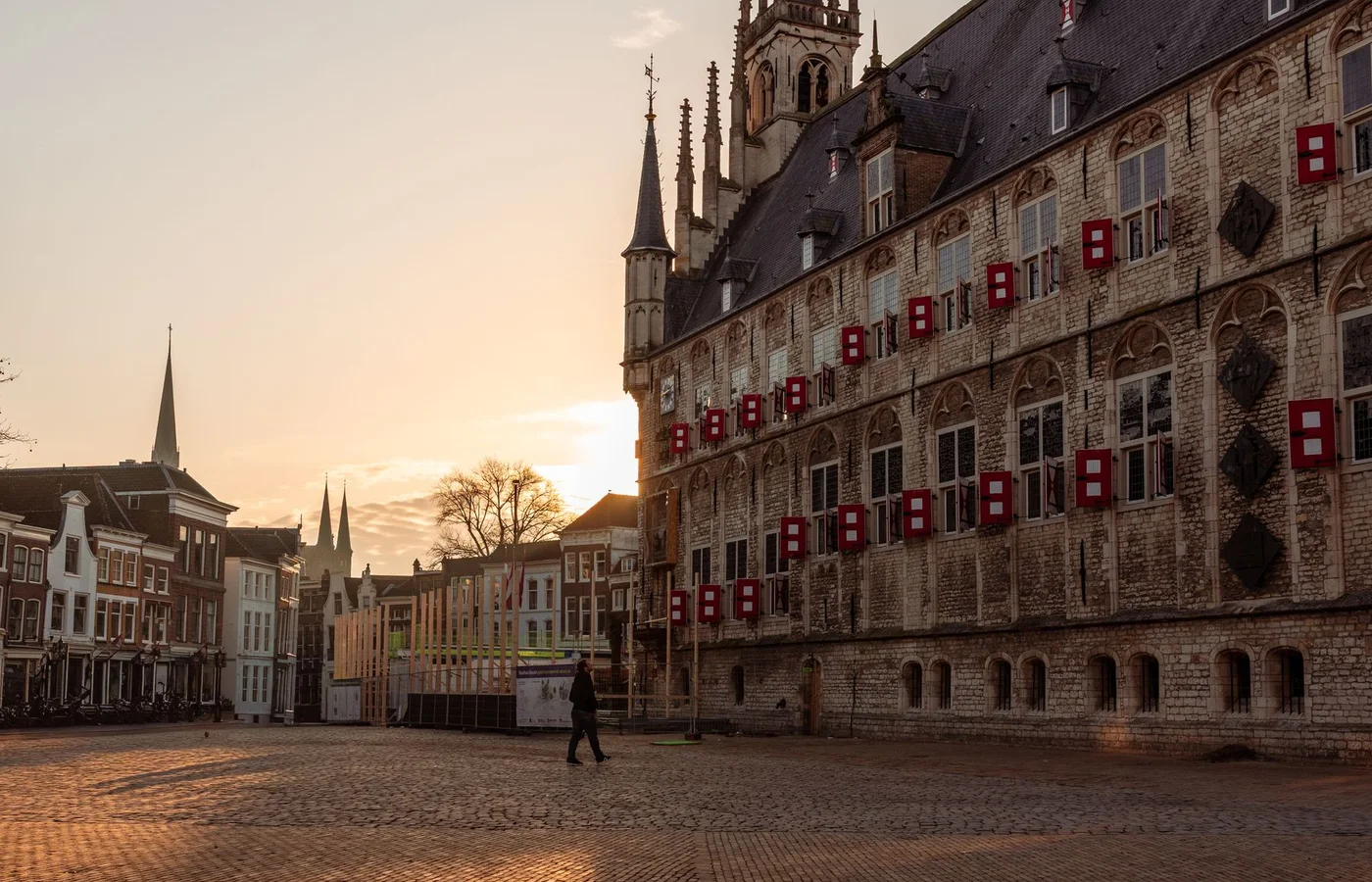 Het stadhuis van Gouda aan de Markt bij zonsondergang