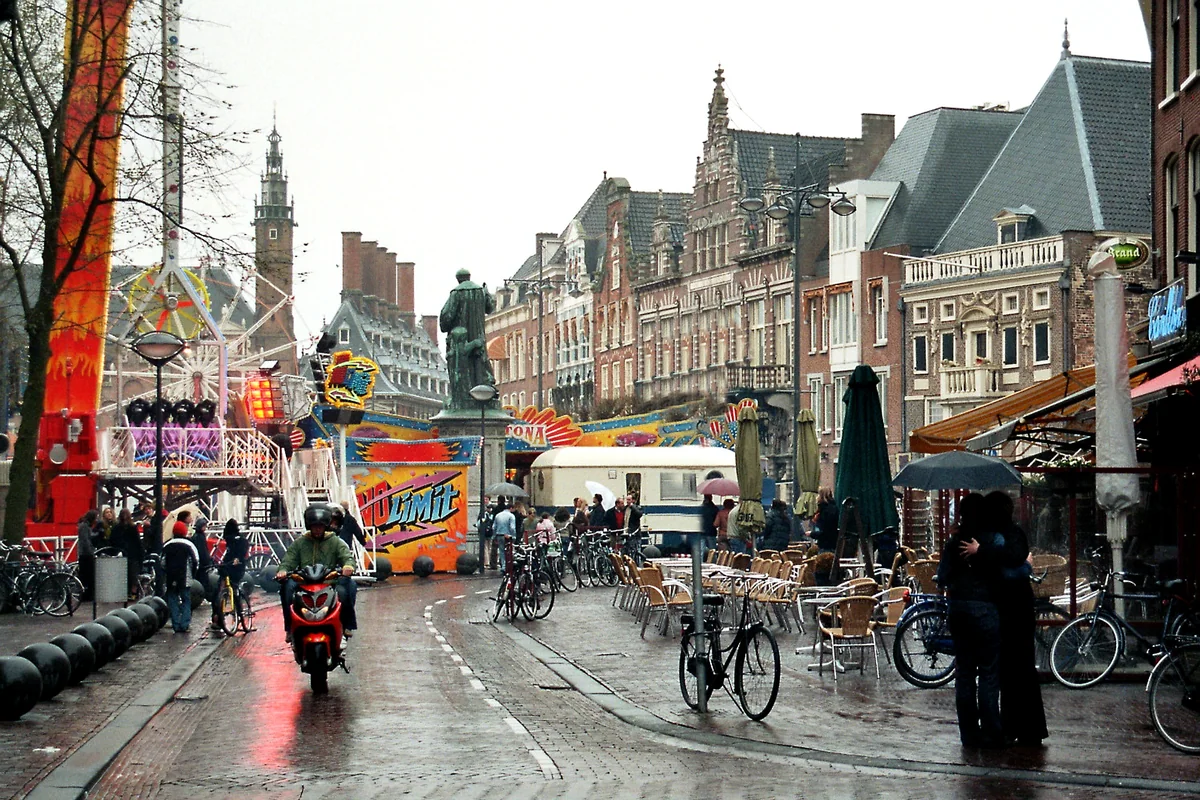 De Grote Markt met historische bebouwing in Haarlem