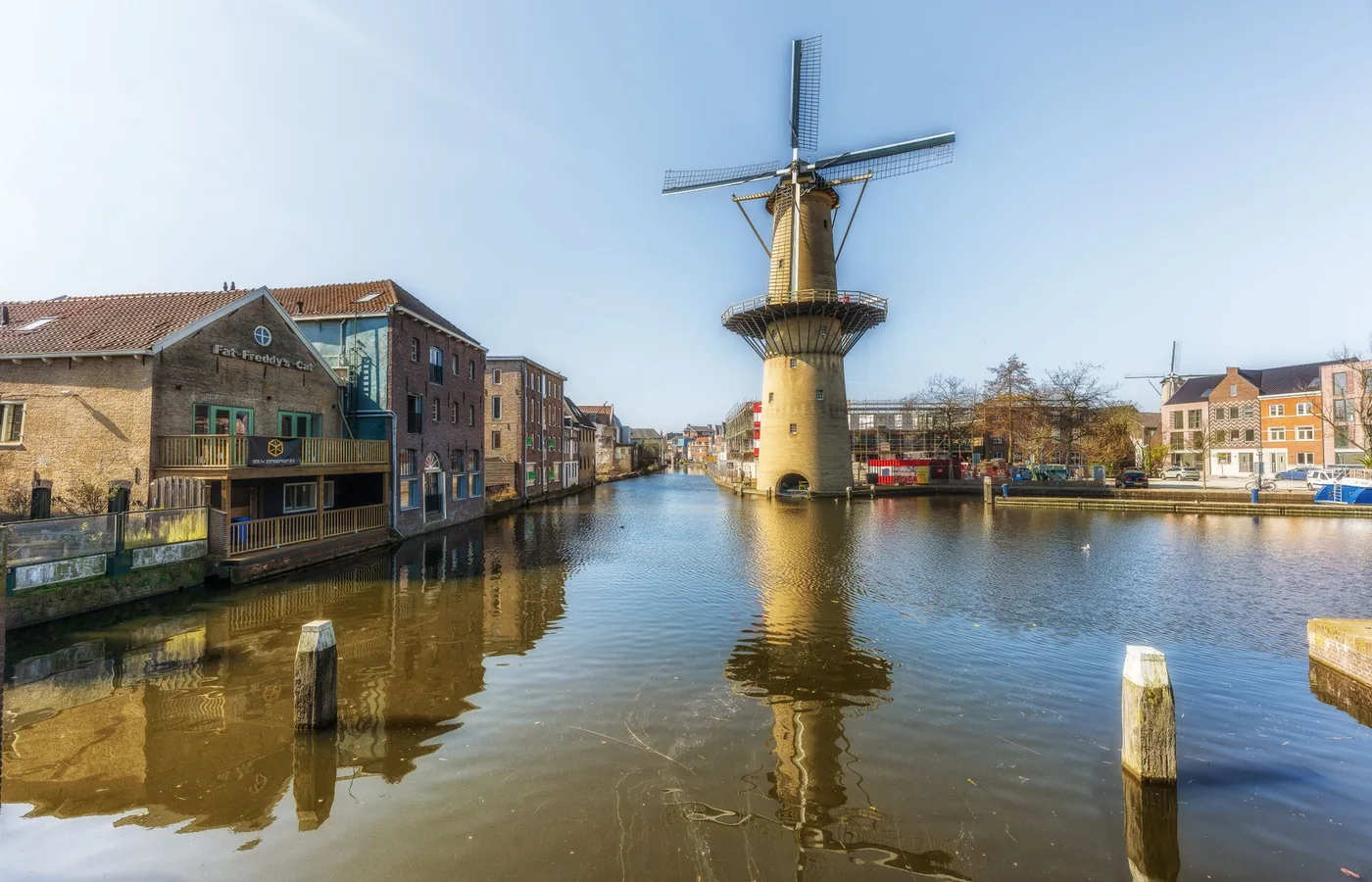Historische molen en gracht in Schiedam