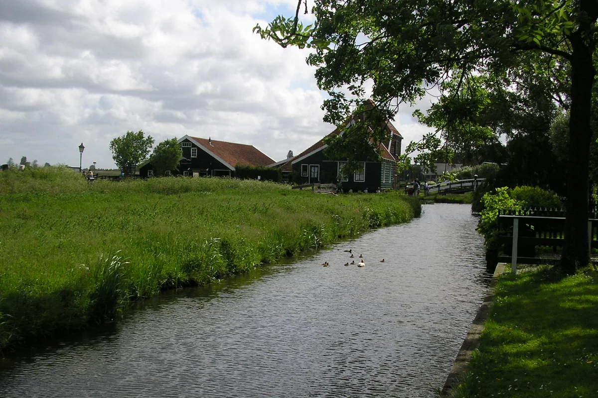Historische molens en houten gebouwen aan de Zaanse Schans in Zaanstad
