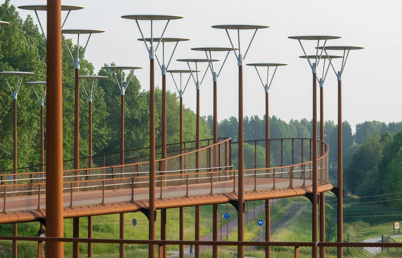 Fiets- en wandelbrug tussen het groen in Zoetermeer